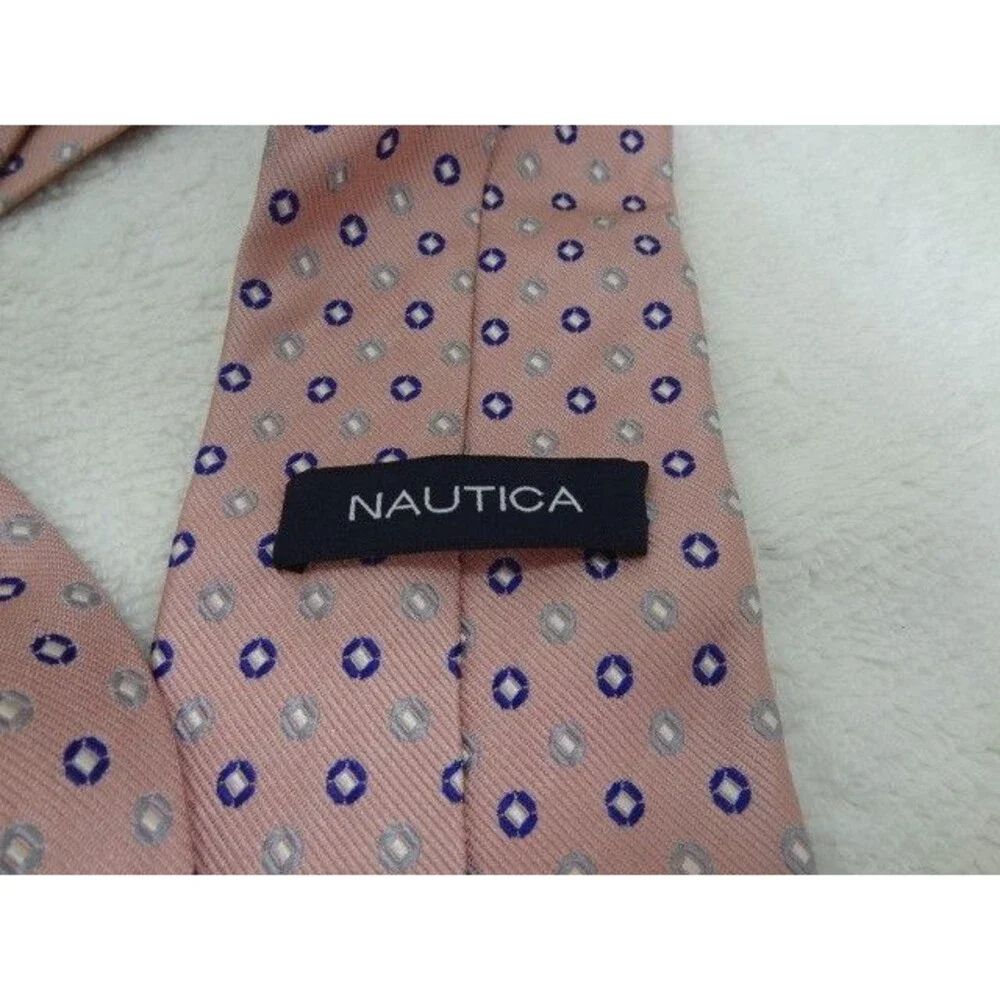 NAUTICA MENS TIE PINK WITH BLUE AND WHITE  Dots Geometric Pattern Light Pink